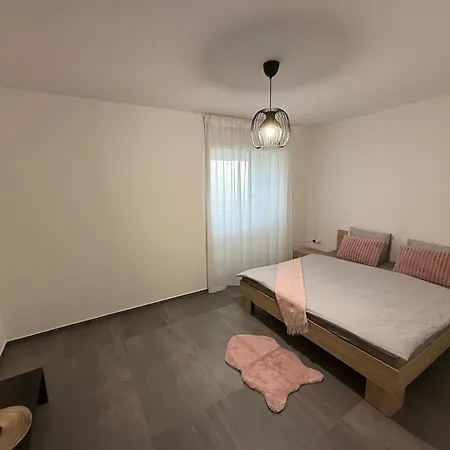 Byt Apartman 72M2 Private Garden Parking Free Prague Exterior photo