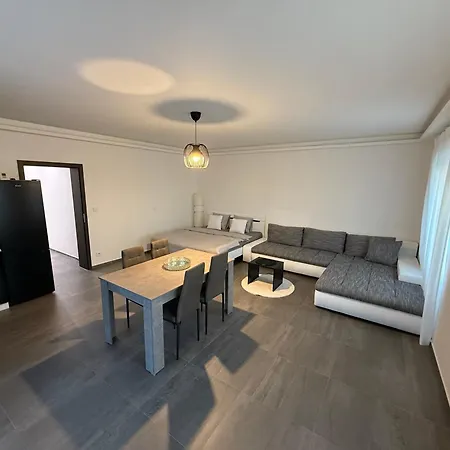 Byt Apartman 72M2 Private Garden Parking Free Prague Exterior photo