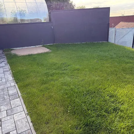 Byt Apartman 72M2 Private Garden Parking Free Prague Exterior photo