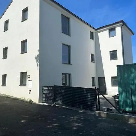 Byt Apartman 72M2 Private Garden Parking Free Prague Exterior photo
